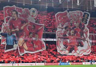 Τουρκία: Οι οπαδοί ανέβασαν πανό κόντρα στη Ρουμανία χωρίς τον κορυφαίο παίκτη της ιστορίας της χώρας