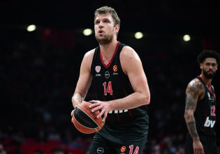 Η νίκη στο ντέρμπι δίνει άνεση χρόνου για Βεζένκοφ και Γουόκαπ