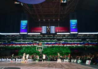 Ο Παναθηναϊκός κατέβασε το λάβαρο του Μποντιρόγκα από το ΟΑΚΑ μετά την ήττα από τον Ολυμπιακό