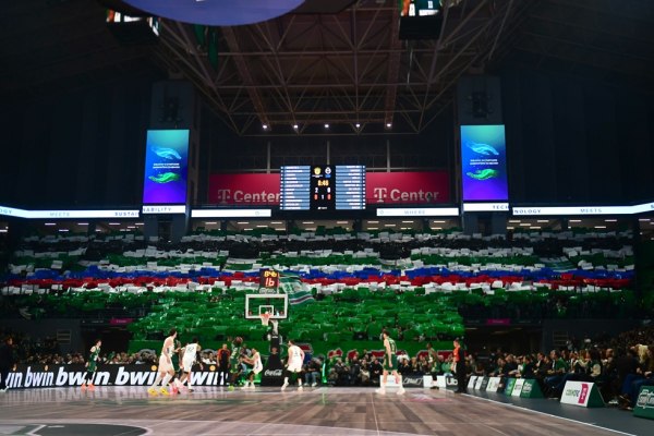 Ο Παναθηναϊκός κατέβασε το λάβαρο του Μποντιρόγκα από το ΟΑΚΑ μετά την ήττα από τον Ολυμπιακό