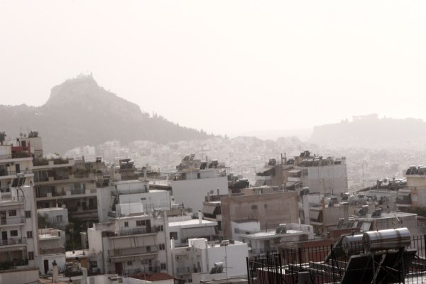 Με βροχές και σκόνη σήμερα ο καιρός – Μικρή πτώση της θερμοκρασίας