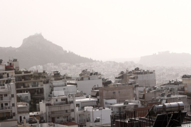 Με βροχές και σκόνη σήμερα ο καιρός – Μικρή πτώση της θερμοκρασίας