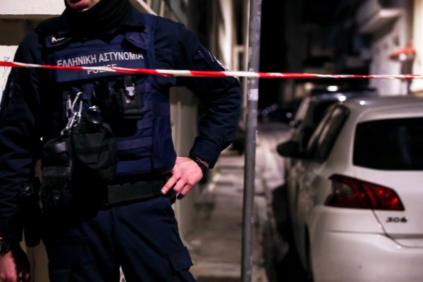 Χειροπέδες σε οικιακή βοηθό: Η κλοπή των ράβδων χρυσού στην Κηφισιά αποκάλυψε μια δολοφονία