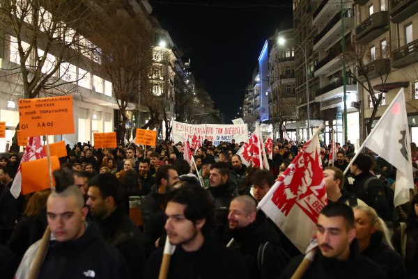 Αντιπολεμική διαδήλωση στη Θεσσαλονίκη – Φώναξαν συνθήματα κατά ΝΑΤΟ, ΗΠΑ και Ισραήλ