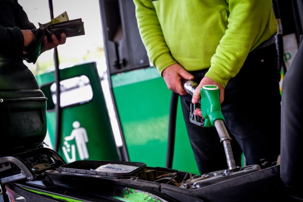 Θεοδωρικάκος: Οι λόγοι που δεν μειώνει η κυβέρνηση τον Ειδικό Φόρο Κατανάλωσης και τον ΦΠΑ