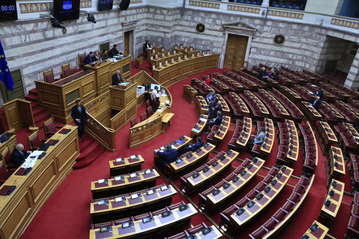 Βουλή: Στην επιτροπή Δεοντολογίας ο Φλώρος επειδή αποκάλεσε τον Βελόπουλο «καράφλα»