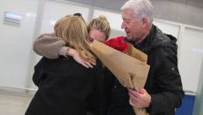 Επαναπατρίστηκαν 87 Ελλήνες πολίτες από το Ομάν στην Αθήνα – Ανάμεσά τους ένα βρέφος