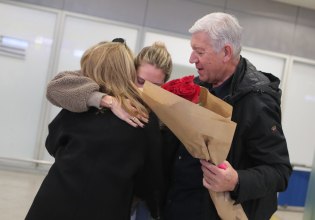 Επαναπατρίστηκαν 87 Ελλήνες πολίτες από το Ομάν στην Αθήνα – Ανάμεσά τους ένα βρέφος