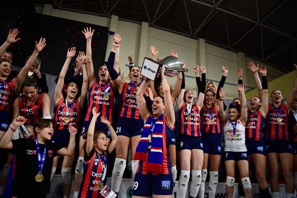 ΑΟ Θύρας – Πανιώνιος Betsson 1-3: Οι «κυανέρυθρες» σήκωσαν το πρώτο Κύπελλο της ιστορίας τους (vids)