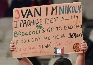 «Εβάν, θα τρώω όλο το μπρόκολο μου» – Το απίθανο πανό για τον Φουρνιέ από μικρό φίλο του Ολυμπιακού (pic)