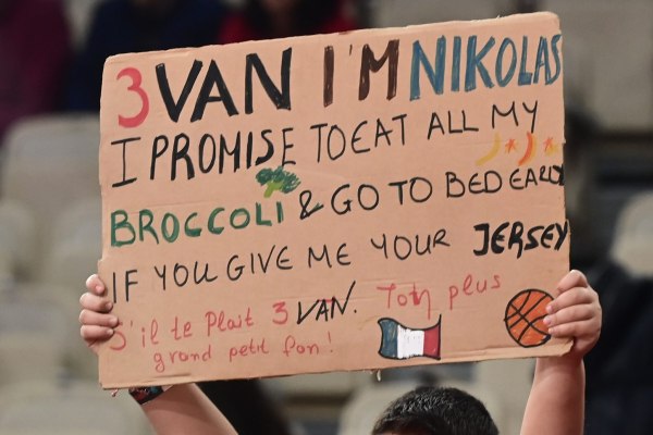 «Εβάν, θα τρώω όλο το μπρόκολο μου» – Το απίθανο πανό για τον Φουρνιέ από μικρό φίλο του Ολυμπιακού (pic)