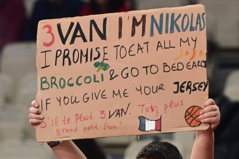 «Εβάν, θα τρώω όλο το μπρόκολο μου» – Το απίθανο πανό για τον Φουρνιέ από μικρό φίλο του Ολυμπιακού (pic)