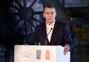 Στη Σούδα ο Μακρόν – Τον υποδέχθηκε ο Δένδιας, θα επιθεωρήσει το αεροπλανοφόρο «Σαρλ Ντε Γκωλ»