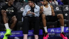 Με τα αδέλφια Αντετοκούνμπο και τον θρύλο της Γιουνάιτεντ Ρίο Φέρντιαντ ο Ρίτσαρντ Σιάο