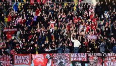 Τρομερή ατμόσφαιρα από τον κόσμο του Ολυμπιακού στο Παγκρήτιο (pics)