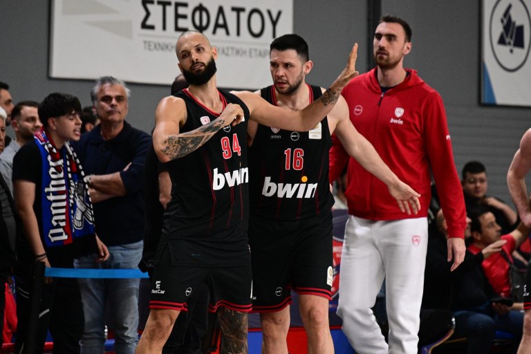 Ο Φουρνιέ είχε φραστικό επεισόδιο με οπαδό του Πανιωνίου και αποβλήθηκε (vid)