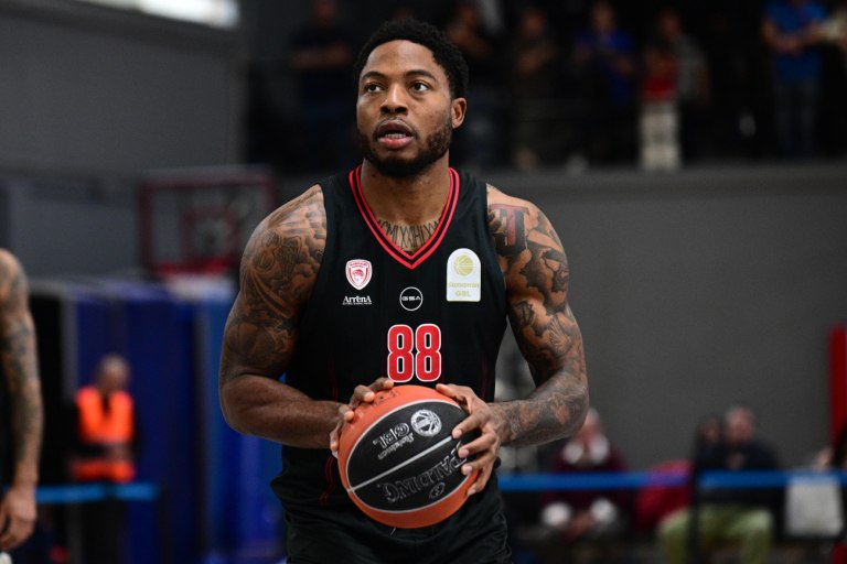 Πανιώνιος – Ολυμπιακός 71-79: Ζορίστηκε, αλλά έκανε το 20/20 σε επεισοδιακό ματς στη Γλυφάδα (vids)