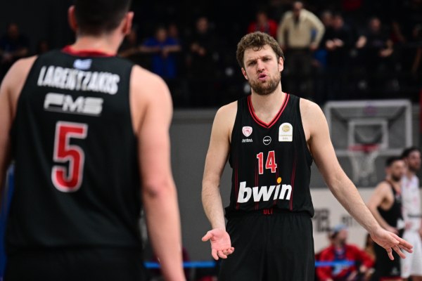 Συγκλονιστικός Βεζένκοφ: «Μέχρι πότε θα χάνονται νέες ψυχές στο βωμό των ομάδων;»