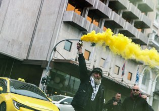 «Το ταξί είναι εδώ, ενωμένο δυνατό»: Σε εξέλιξη η απεργία των αυτοκινητιστών – Πορεία προς τη Βουλή