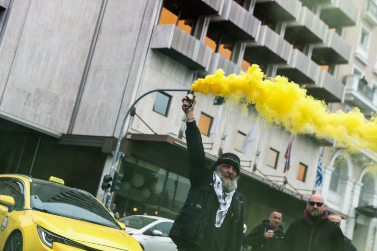 «Το ταξί είναι εδώ, ενωμένο δυνατό»: Σε εξέλιξη η απεργία των αυτοκινητιστών – Πορεία προς τη Βουλή