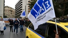 Επιστρέφουν τα ταξί από την Πέμπτη στην περιφέρεια – Συνεχίζει την απεργία το ΣΑΤΑ στην Αττική