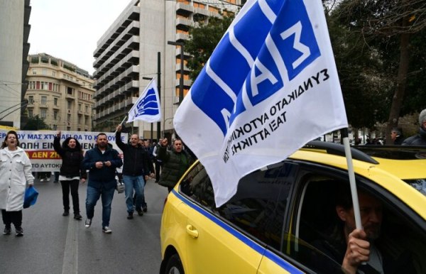 Επιστρέφουν τα ταξί από την Πέμπτη στην περιφέρεια – Συνεχίζει την απεργία το ΣΑΤΑ στην Αττική