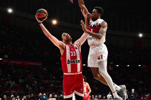 Μιλουτίνοφ: «Δεν μπορούμε να σκεφτόμαστε τα play off»