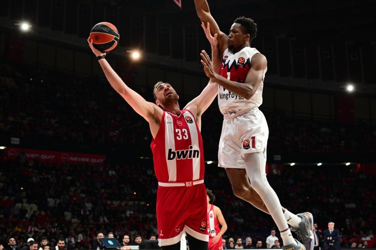 Μιλουτίνοφ: «Δεν μπορούμε να σκεφτόμαστε τα play off»