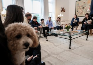 Συνάντηση Μητσοτάκη με Έλληνες που επαναπατρίσθηκαν μαζί με τα κατοικίδιά τους από τη Μέση Ανατολή