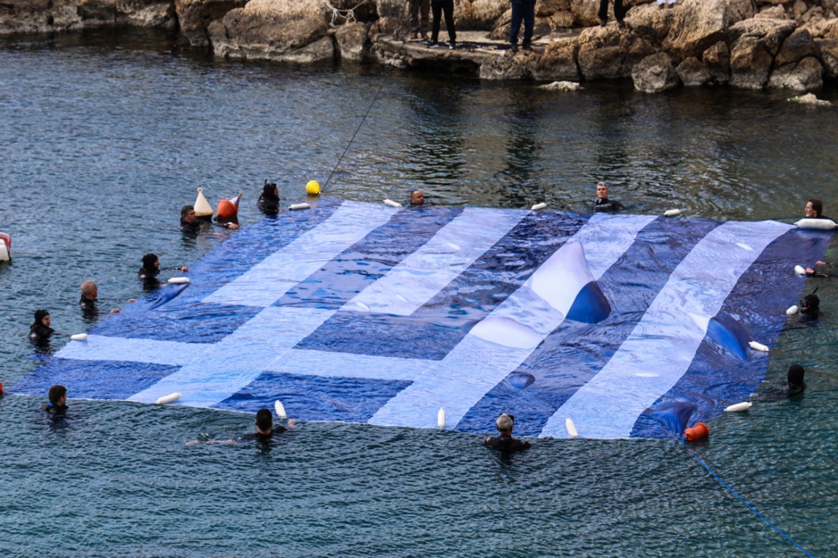 25η Μαρτίου: Γαλανόλευκη – γίγας 180 τ.μ. στην Πειραϊκή για την εθνική επέτειο – Η πρωτοβουλία του Δήμου Πειραιά