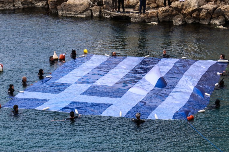 25η Μαρτίου: Γαλανόλευκη – γίγας 180 τ.μ. στην Πειραϊκή για την εθνική επέτειο – Η πρωτοβουλία του Δήμου Πειραιά