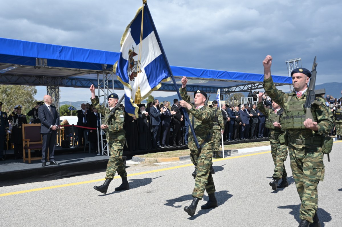 Μεσολόγγι: Μεγαλειώδης παρέλαση για τα 200 χρόνια από την Έξοδο – Το μήνυμα του πιλότου της ομάδας Ζευς