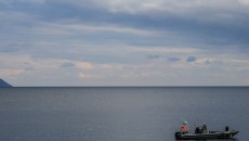 Εντόπισαν βατραχοπέδιλο και καταδυτικό σκούτερ στο Πηγάδι του Διαβόλου – Συνεχίζονται οι έρευνες για τον δύτη