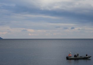 Εντόπισαν βατραχοπέδιο και καταδυτικό σκούτερ στο Πηγάδι του Διαβόλου – Συνεχίζονται οι έρευνες για τον δύτη