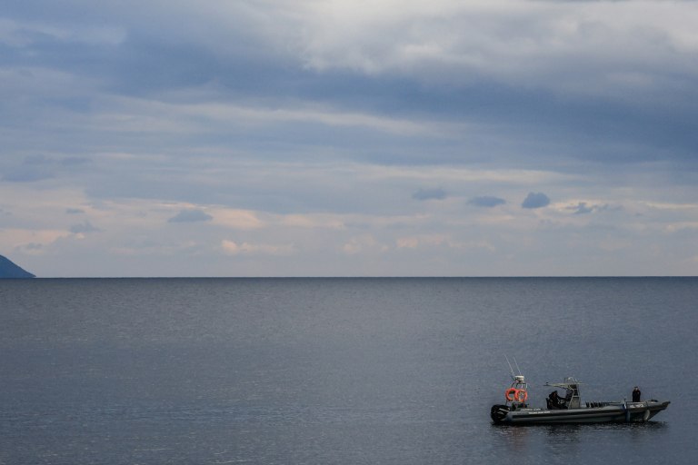 Εντόπισαν βατραχοπέδιλο και καταδυτικό σκούτερ στο Πηγάδι του Διαβόλου – Συνεχίζονται οι έρευνες για τον δύτη