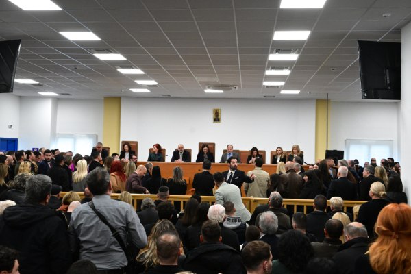 Πώς «μίκρυνε» η αίθουσα της δίκης των Τεμπών – Οι χώροι που «έφαγαν» θέσεις συγγενών και δικηγόρων