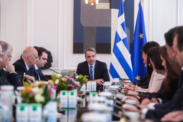 Μόλις 40 ευρώ η αύξηση στον κατώτατο μισθό – Σταγόνα στον ωκεανό απέναντι στο τσουνάμι ακρίβειας