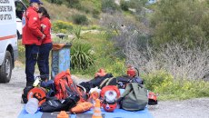 Βουλιαγμένη: Σε εξέλιξη η επιχείρηση ανάσυρσης της σορού του 34χρονου δύτη από το «Πηγάδι του Διαβόλου»