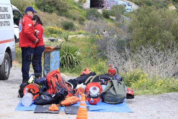 Βουλιαγμένη: Σε εξέλιξη η επιχείρηση ανάσυρσης της σορού του 34χρονου δύτη από το «Πηγάδι του Διαβόλου»