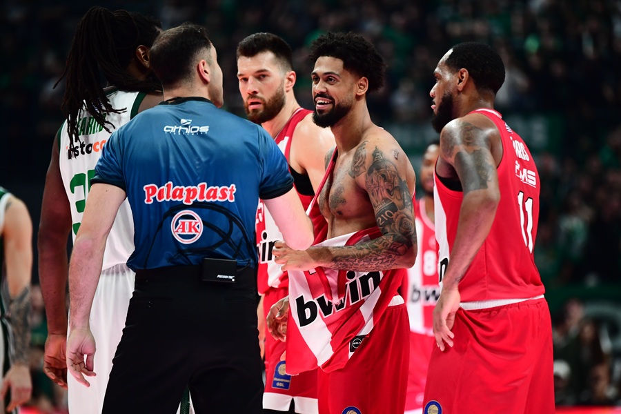 Παναθηναϊκός – Ολυμπιακός: Ένταση στο ΟΑΚΑ, αποβλήθηκαν Ναν, Ντόρσεϊ, τεχνική ποινή στο Λεσόρ (vid)