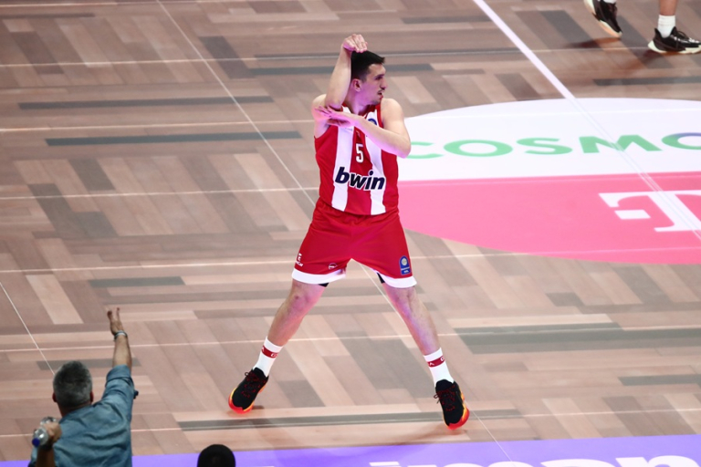 Λαρεντζάκης: «Πάντα είμαι έτοιμος, θέλω να παίζω και να βοηθάω τον Ολυμπιακό να νικά» (vid)