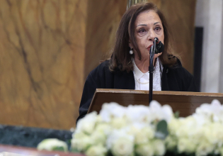 «Έσβησες στον βωμό του Ηρωδείου» – Δακρυσμένη η Χάρις Αλεξίου στον επικήδειο για την Μαρινέλλα