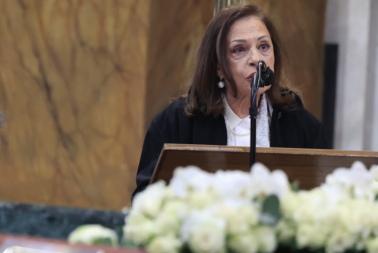 «Έσβησες στον βωμό του Ηρωδείου» – Δακρυσμένη η Χάρις Αλεξίου στον επικήδειο για την Μαρινέλλα