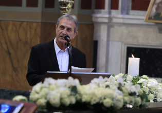 «Άνοιξες πόρτες, γκρέμισες κάστρα, καλό ταξίδι μάνα» – Συγκίνηση με την επικήδειο του Γιώργου Νταλάρα για την Μαρινέλλα