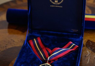 Με το Μετάλλιο του Δήμου Αθηναίων τιμήθηκε ο Νομπελίστας Λογοτεχνίας 2025 Λάσλο Κρασναχορκάι