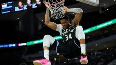 Τι είπε ο Αντετοκούνμπο για τον τραυματισμό του στο γόνατο: «Δεν με ενοχλεί ιδιαίτερα»