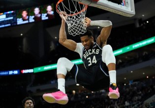 Τι είπε ο Αντετοκούνμπο για τον τραυματισμό του στο γόνατο: «Δεν με ενοχλεί ιδιαίτερα»