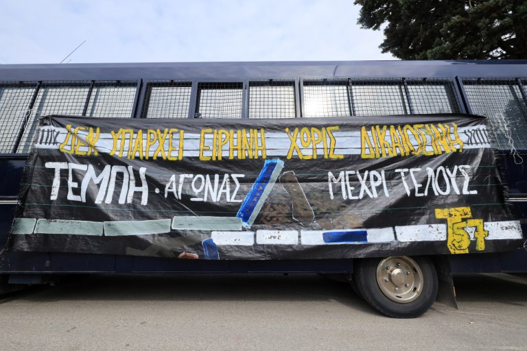 Ένταση στη δίκη για το έγκλημα των Τεμπών – Διαμαρτυρίες για την ακαταλληλότητα της αίθουσας και τις συνθήκες