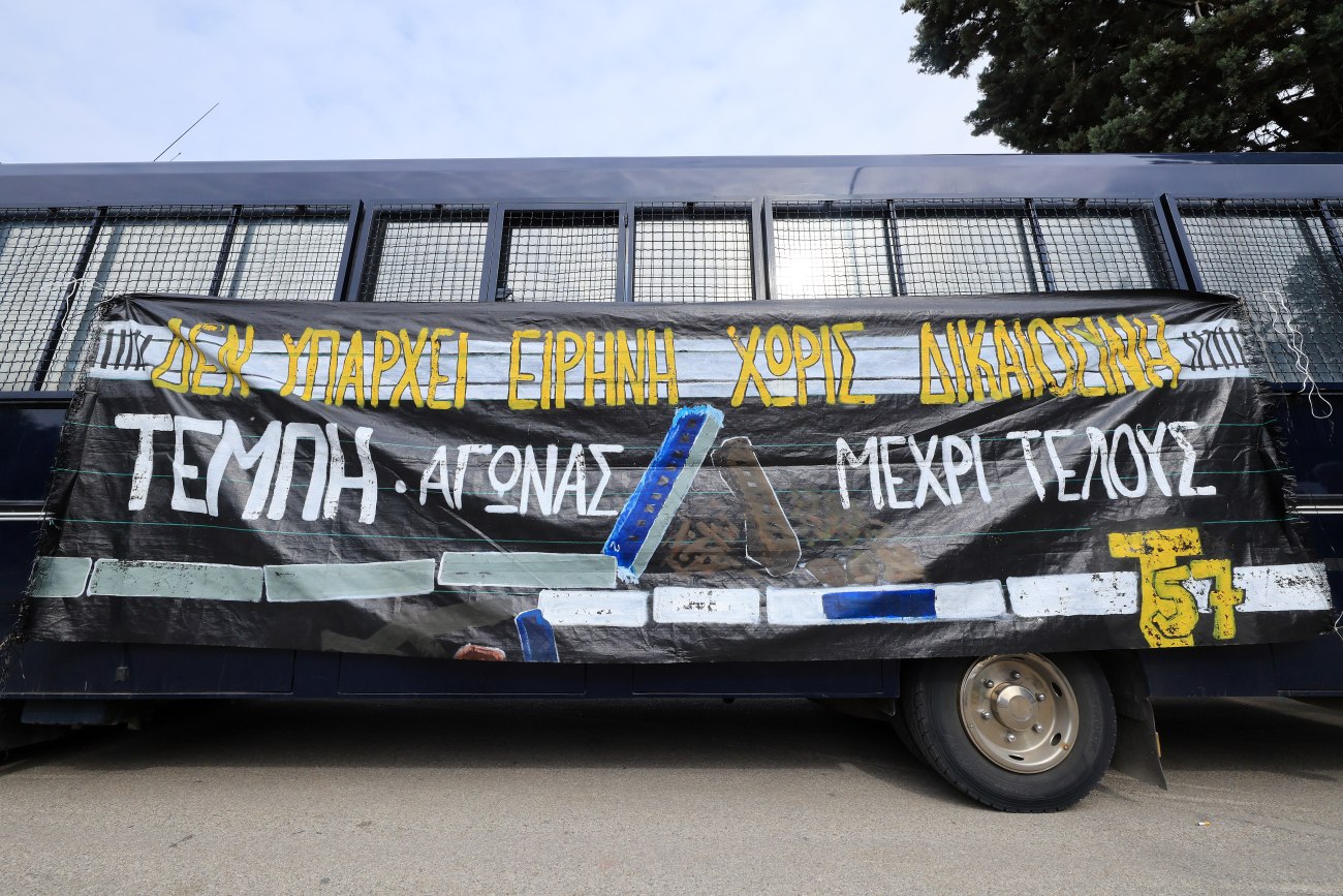 Ένταση και προσωρινή διακοπή στη δίκη για το έγκλημα των Τεμπών: Kατάμεστη η αίθουσα – Όλες οι εξελίξεις