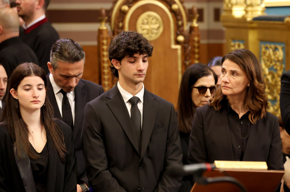 Η Τζωρτίνα Σερπιέρη, με τα παιδιά της Μελίνα και Δημήτρη, στο τελευταίο «αντίο» στην Μαρινέλλα